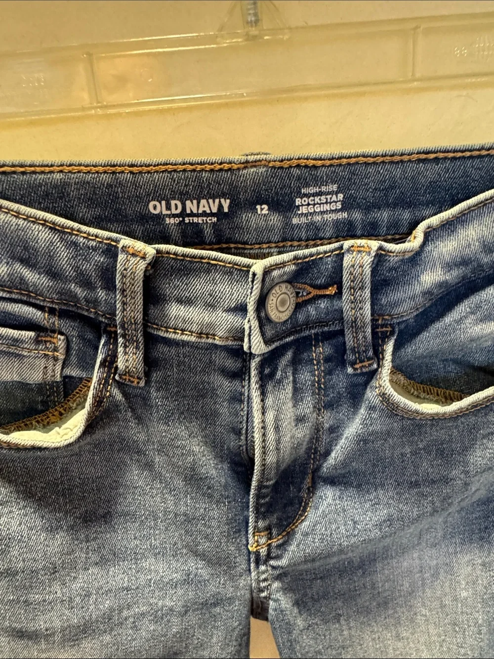 Old Navy Medium Blue Distressed Skinny Jeans and top💕